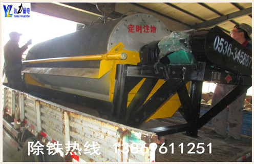 一.永磁筒式磁选机的操作: 1.永磁筒式磁选机在生产操作中,如果是阴天天气,那么对材料有一定的冲击影响,建议选择干燥天气进行矿物加工. 2.如果我们的材料这于潮湿,磁体本身的磁力会减弱,磁铁矿的吸附能力会降低,所以在磁分离工作后材料将不会那么困难. 3.为了控制材料的工作进程,适当数量的物料可以顺利地进行磁选工作,但是如果我们操作人员在操作过程中急于求成,想提高磁选机分离的速度而不考虑矿物加工能否承担 的后果,很可能导致材料堵塞,所以就要求我们要给物料一定的喘息空间,不然物料堵塞后再处理会更麻烦.