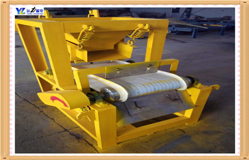 矿用小型输送带式磁选机都有哪些,矿上用的磁选机种类太多了,今天我们重点来介绍下矿用小型输送带式磁选机以及与之有关的问题. 1.小型干式磁选机受欢迎的原因 1.1.由于近期铁矿石价格继续上涨,磁选矿机的节能效率提出了新的要求; 1.2.小型干式磁选机市场,不仅为用户降低投资成本,而且可以创造相当的经济价值. 1.3.小型干式磁选机的普及,使得一些老式磁选机逐渐淘汰. 1.4.远力磁电提供完善的生产小型干式磁选机,所生产的设备得到了广大用户的广泛赞誉,该设备采用永磁系统,采用移动式式运行方式提高了材料的利用率. 1.5.hth·华体会(中国)官方网站-hth.com
设备在行业中推动新型设备的发展,进一步满足除铁工业的需要,并在除铁工业的应用中发挥了很大的推动作用