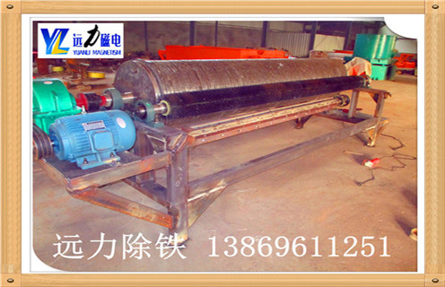 滚筒是永磁磁选机的核心部分,是影响磁选设备高效分选的重要指标,滚筒主要包括筒体.磁系.轴承,针对我公司的磁选设备滚筒的详细分析,远力磁电小编温馨提示如下: 1.永磁磁选机材质: 皮为5mm厚优质不锈钢板(1Cr18Ni9Ti),外包5mm厚高耐磨硫化橡胶,采用在硫化罐内直接硫化工艺制作,粘结强度高,使用过程中不会出现大块脱落现象,使用寿命3年以上.端盖为离心铸造铝合金,材质密实,无砂眼.气孔缺陷. 2.永磁磁选机制作工艺: 筒皮与法兰焊接后采用整体加工工艺,保证了筒体的平行变和重直变,对行长轴承寿命有了可靠保障.端盖与法兰间采用密封垫加密封胶工艺,确保筒体不进水,大大长磁系的使用寿命. 3.永磁磁选机磁系的材料选择: 磁性材料全部采用国内知名厂家生产的高性能.高矫顽力.高剩磁的Y30BH铁氧体和N40H钕铁硼材料,保证磁系8年内退磁不超过5%.